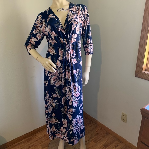 Flutter and kick maternity dress - Picture 2 of 5